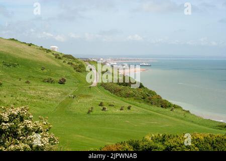 Un sentiero verso Eastbourne lungo la scogliera bianca in alto in un lungo fine settimana di maggio, Sussex, Inghilterra, Regno Unito Foto Stock