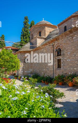 Vista del Monastero di Moni Evaggelistrias, dell'isola di Skiathos, delle isole Sporadi, delle isole greche, della Grecia, Europa Foto Stock