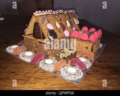 Knusperhäuschen aus Lebkuchen, Keksen, Spekulatius und Süßigkeiten Foto Stock