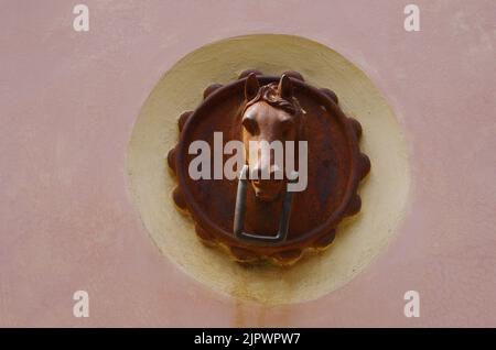 Antico ornamento di ferro per legare cavalli o animali da tiro alle pareti degli edifici Foto Stock