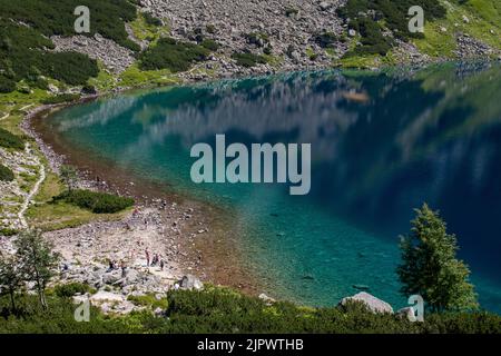 Czarny Staw pod Rysami o lo Stagno Nero in Polish Tatry Mountains vicino Zakopane, Polonia Foto Stock