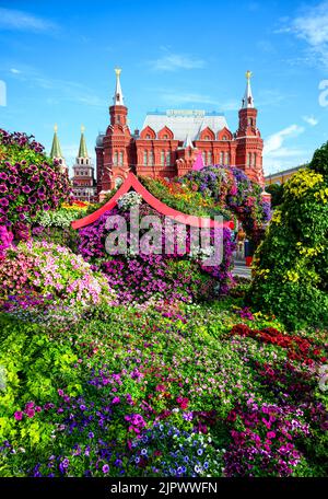 Fiori in Piazza Manege, Mosca, Russia. Museo storico (è scritto sul tetto) sullo sfondo, vecchio punto di riferimento di Mosca. Scenario di bella festa fl Foto Stock