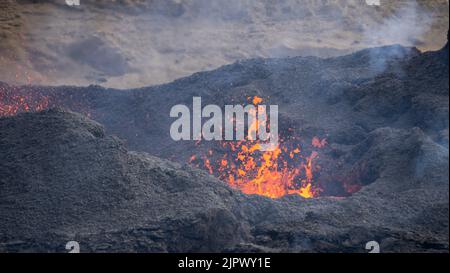 Valle di Meradalir, Islanda. 19th agosto, 2022. Eruzione vulcanica nella valle di Meradalir del vulcano Fagradalfjall, Islanda sud-occidentale. L'eruzione è iniziata il 3rd 2022 agosto, ma sta lentamente finendo a partire dal 20th agosto. Credit: Daniel Freyr Jónsson/Alamy Live News Foto Stock