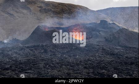 Valle di Meradalir, Islanda. 19th agosto, 2022. Eruzione vulcanica nella valle di Meradalir del vulcano Fagradalfjall, Islanda sud-occidentale. L'eruzione è iniziata il 3rd 2022 agosto, ma sta lentamente finendo a partire dal 20th agosto. Credit: Daniel Freyr Jónsson/Alamy Live News Foto Stock