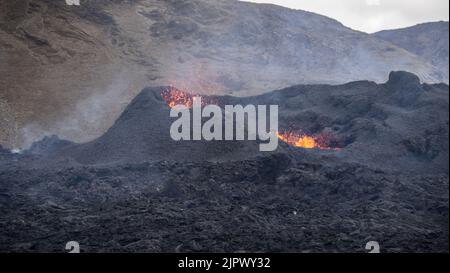 Valle di Meradalir, Islanda. 19th agosto, 2022. Eruzione vulcanica nella valle di Meradalir del vulcano Fagradalfjall, Islanda sud-occidentale. L'eruzione è iniziata il 3rd 2022 agosto, ma sta lentamente finendo a partire dal 20th agosto. Credit: Daniel Freyr Jónsson/Alamy Live News Foto Stock