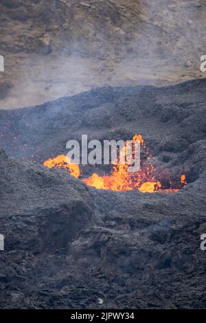 Valle di Meradalir, Islanda. 19th agosto, 2022. Eruzione vulcanica nella valle di Meradalir del vulcano Fagradalfjall, Islanda sud-occidentale. L'eruzione è iniziata il 3rd 2022 agosto, ma sta lentamente finendo a partire dal 20th agosto. Credit: Daniel Freyr Jónsson/Alamy Live News Foto Stock
