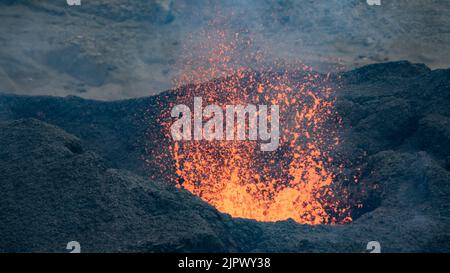 Valle di Meradalir, Islanda. 19th agosto, 2022. Eruzione vulcanica nella valle di Meradalir del vulcano Fagradalfjall, Islanda sud-occidentale. L'eruzione è iniziata il 3rd 2022 agosto, ma sta lentamente finendo a partire dal 20th agosto. Credit: Daniel Freyr Jónsson/Alamy Live News Foto Stock