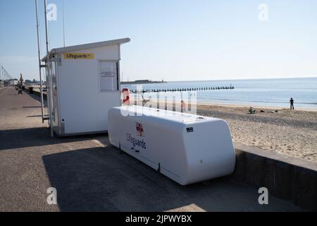 Lowestoft, Suffolk, Regno Unito – Agosto 14 2022. Rifugio RNLI sul lungomare che si affaccia sulla spiaggia di sabbia nella città balneare di Lowestoft sul su Foto Stock