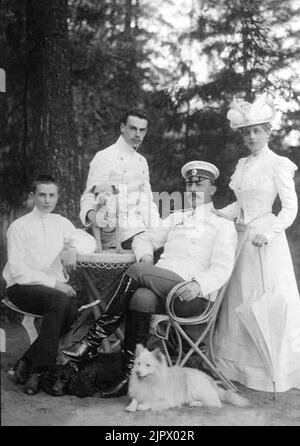 La famiglia Yusupov. Principe Felix, Principe Nicholas, Conte Felix Felixovich Sumarkov-Elston e Principessa Zinaida Foto Stock