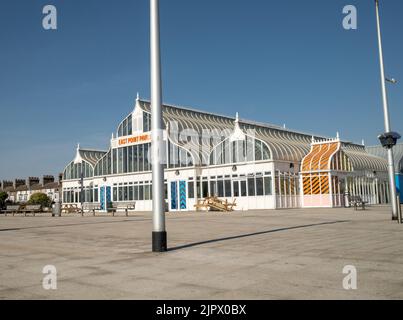 Lowestoft, Suffolk, Regno Unito – Agosto 14 2022. L'esterno dell'East Point Pavilion nella cittadina balneare di Lowestoft sulla costa di Suffolk Foto Stock