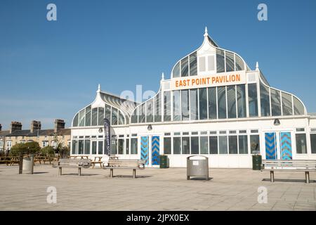 Lowestoft, Suffolk, Regno Unito – Agosto 14 2022. L'esterno dell'East Point Pavilion nella cittadina balneare di Lowestoft sulla costa di Suffolk Foto Stock