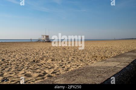 Lowestoft, Suffolk, Regno Unito – Agosto 14 2022. Rifugio Lone RNLI sulla spiaggia sabbiosa nella cittadina balneare di Lowestoft sulla costa di Suffolk Foto Stock