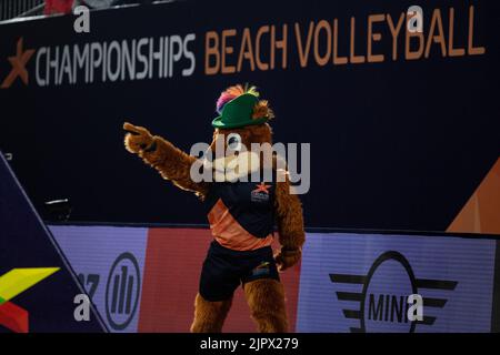 Monaco, Germania. 20th ago, 2022. Mascot Gfreidi durante la finale di Beach Volley tra Lettonia e Svizzera a Koenigsplatz ai Campionati europei di Monaco 2022 a Monaco (Liam Asman/SPP) Credit: SPP Sport Press Photo. /Alamy Live News Foto Stock