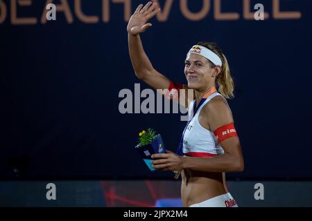 Monaco, Germania. 20th ago, 2022. Anastasia Kravcenoka (2 Lettonia) (oro) dopo la cerimonia di medaglia di Beach Volleyball a Koenigsplatz ai Campionati europei di Monaco 2022 a Monaco (Liam Asman/SPP) Credit: SPP Sport Press Photo. /Alamy Live News Foto Stock