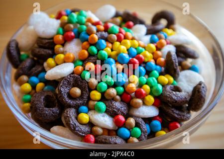 Prima colazione a secco in vetro piatto rotondo ciotola vista dall'alto Macro foto di deliziosi cornflakes inzuppati nel latte. Colazione sana e utile. Cibo per bambini. Foto Stock