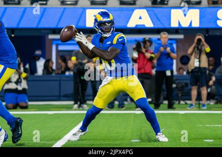 Il quartback di Los Angeles Rams Bryce Perkins (16) tira durante una partita di preeason della NFL contro gli Houston Texans, venerdì 19 agosto 2022, al SoFi Stadiu Foto Stock