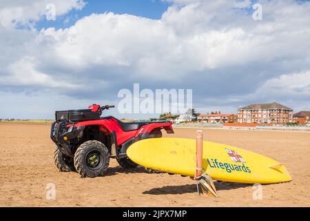 RNLI paddle board e quad vista sulla spiaggia di West Kirby sulla Peninsula Wirral vista nell'agosto 2022. Foto Stock