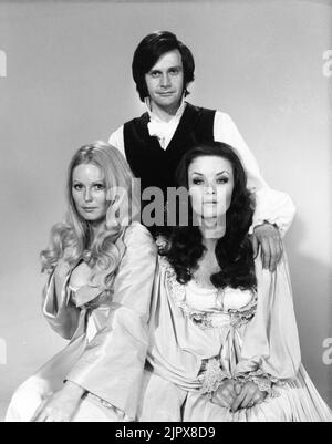 VERONICA CARLSON RALPH BATES (come Victor Frankenstein) e KATE o'MARA Ritratto pubblicitario nell'ORRORE DEL regista FRANKENSTEIN 1970 JIMMY SANGSTER basato su personaggi creati da Mary Shelley Hammer Films / EMI Films Foto Stock