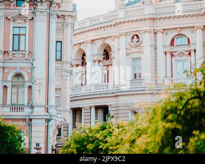 Odessa, Ucraina. Dettagli di architettura del teatro dell'opera. Bellissimo teatro al tramonto. Foto Stock