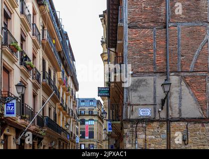 San Sebastian, Spagna - 25 giugno 2021: Ristoranti e bar baschi famosi per pintxos o tapas nelle strade strette, centro storico di Donostia, Paesi Baschi Foto Stock