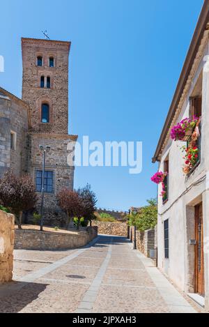 Campanile della chiesa di Santa Maria del Castillo a Buitrago de Lozoya Foto Stock