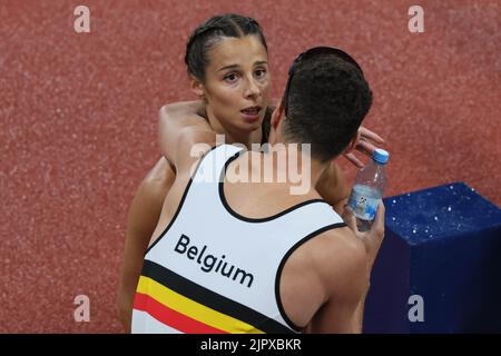 Il belga Kevin Borlee e il belga Camille Laus hanno mostrato la foto dopo la finale della gara di staffetta 4x400m femminile ai Campionati europei di atletica, a Monaco di Baviera 2022, Germania, sabato 20 agosto 2022. La seconda edizione dei Campionati europei si svolge dal 11 al 22 agosto e prevede nove sport. BELGA FOTO BENOIT DOPPAGNE Foto Stock