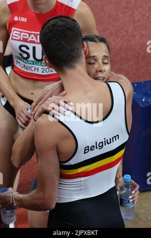 Il belga Kevin Borlee e il belga Camille Laus hanno mostrato la foto dopo la finale della gara di staffetta 4x400m femminile ai Campionati europei di atletica, a Monaco di Baviera 2022, Germania, sabato 20 agosto 2022. La seconda edizione dei Campionati europei si svolge dal 11 al 22 agosto e prevede nove sport. BELGA FOTO BENOIT DOPPAGNE Foto Stock