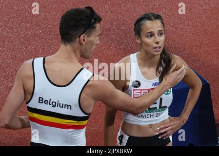 Il belga Kevin Borlee e il belga Camille Laus hanno mostrato la foto dopo la finale della gara di staffetta 4x400m femminile ai Campionati europei di atletica, a Monaco di Baviera 2022, Germania, sabato 20 agosto 2022. La seconda edizione dei Campionati europei si svolge dal 11 al 22 agosto e prevede nove sport. BELGA FOTO BENOIT DOPPAGNE Foto Stock