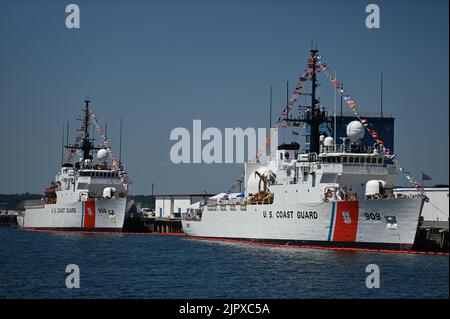 I Cutters Tahoma della Guardia Costiera degli Stati Uniti (WMEC 908) e Campbell (WMEC 909) sono ormeggiati alla stazione navale di Newport, Rhode Island, il 19 agosto 2022. Tahoma e Campbell sono stati accolti alla Naval Station Newport durante una cerimonia di cambio di homeport. (STATI UNITI Guardia costiera foto di Petty Officer 2nd Classe Ryan L. Noel) Foto Stock