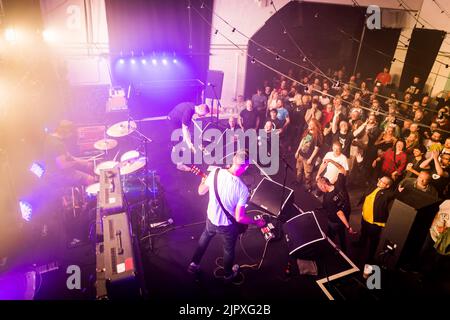 Edimburgo, Scozia. Sab 20 Agosto 2022. Band indie rock gallese Mclusky sul palco a Summerhall come parte dell'Edinburgh Fringe Festival 2022. Mclusky si è formato a Cardiff nel 1996. La band è in tournée nel 2022 per celebrare il 20° anniversario del loro acclamato secondo album “Mclusky do Dallas”. La loro attuale line-up è Andy 'Falco' Falkous (voce, chitarra), Jack Egglestone (batteria) e Damien Sayell (voce, basso). Foto Stock