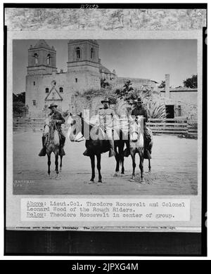 Theodore Roosevelt poste a cavallo in uniforme, tra altri due uomini anche a cavallo, di fronte alla chiesa di San Antonio, Texas, durante la guerra ispano-americana Foto Stock