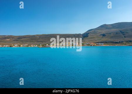 Splendida vista panoramica sul villaggio sul mare di Diakofti nell'isola di Kythira, Grecia, Europa Foto Stock