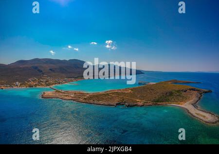 Vista aerea sulla città di Diakofti durante una calda giornata estiva sull'isola di Citera, Grecia, Europa Foto Stock