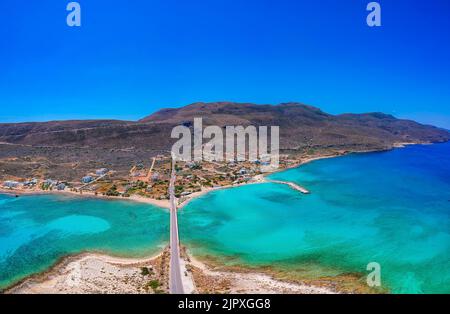 Vista aerea sulla città di Diakofti durante una calda giornata estiva sull'isola di Citera, Grecia, Europa Foto Stock