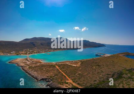 Vista aerea sulla città di Diakofti durante una calda giornata estiva sull'isola di Citera, Grecia, Europa Foto Stock