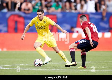 PAMPLONA, SPAGNA - 20 AGOSTO: Joseba Zaldua di Cadice CF compete per la palla con Moi Gomez di CA Osasuna durante la partita la Liga Santander tra CA Osasuna e Cadice CF il 20 agosto 2022 a El Sadar a Bilbao, Spagna. Credit: Ricardo Larreina/AFLO/Alamy Live News Foto Stock