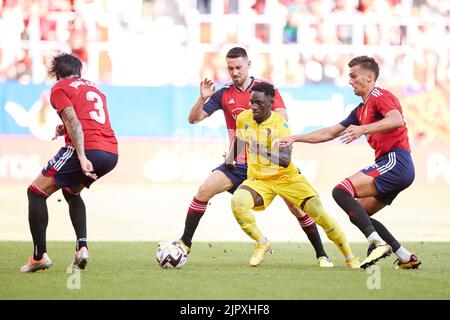 PAMPLONA, SPAGNA - 20 AGOSTO: Mamady Diarra di Cadice CF compete per la palla con Moi Gomez e Lucas Torro di CA Osasuna durante la partita la Liga Santander tra CA Osasuna e Cadice CF il 20 agosto 2022 a El Sadar a Bilbao, Spagna. Credit: Ricardo Larreina/AFLO/Alamy Live News Foto Stock