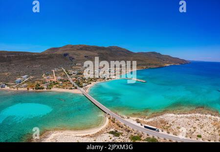 Vista aerea sulla città di Diakofti durante una calda giornata estiva sull'isola di Citera, Grecia, Europa Foto Stock