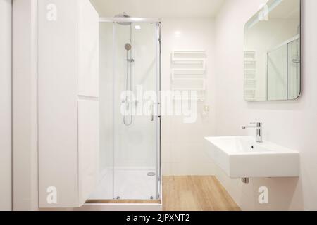 Bagno interno con cabina doccia e lavabo Foto Stock