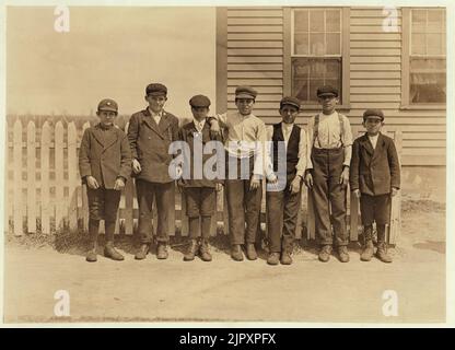 Questi sono alcuni degli spazzatori e ragazzi della camera mulo che lavorano a Valley Queen Mill. River Point, R.I. Molti dei più piccoli hanno detto di aver lavorato lì 3 anni e più. Parla Foto Stock