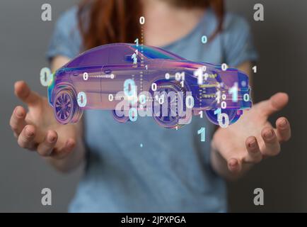 Un primo piano di una persona in possesso di un'auto illustrativa con sfondo blu Foto Stock