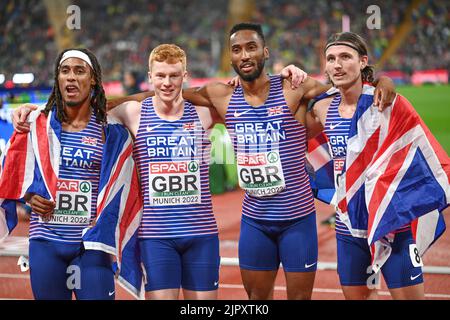 Matthew Hudson-Smith, Charlie Dobson, Lewis Davey, Alex Haydock-Wilson (Gran Bretagna). Medaglia d'oro relè 4x400. Campionati europei di Monaco 2022 Foto Stock