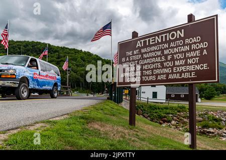 Un cartello avverte gli automobilisti delle sfide sulla Mount Washington Auto Road a Gorham, contea di Coös, New Hampshire. Foto Stock