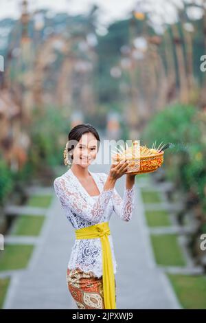 bella donna balinese che indossa kebaya nel villaggio di penglipuran bali Foto Stock