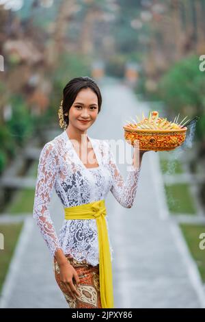 bella donna balinese che indossa kebaya nel villaggio di penglipuran bali Foto Stock