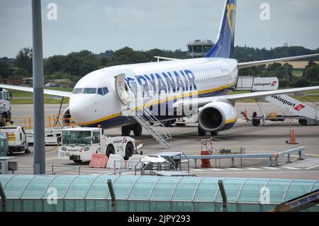 Aeroporto di Cork. Irlanda. Passeggeri a piedi nell'aereo Rynair dell'aeroporto di Cork. Foto Stock