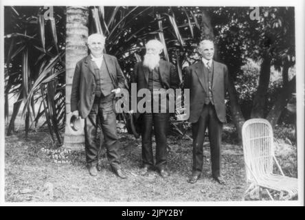 Thomas Edison, John Burroughs e Henry Ford posti in piedi, full-length, presso il sig. Edison, home, Ft. Myers, Florida Foto Stock