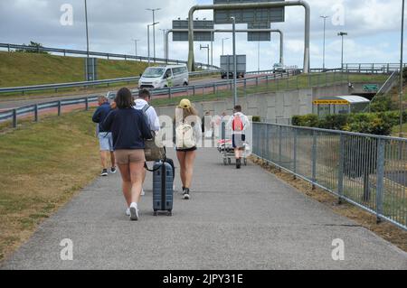 Aeroporto di Cork. Irlanda. Passeggeri a piedi fino al terminal dell'aeroporto di Cork. Foto Stock