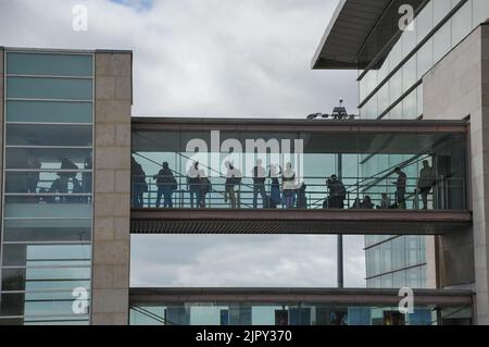 Aeroporto di Cork. Irlanda. Passeggeri a piedi fino al terminal dell'aeroporto di Cork. Foto Stock