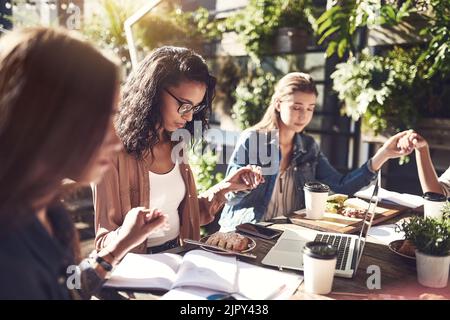 La preghiera è un bene per il team. I dipendenti creativi tengono le mani e pregano prima della colazione all'aperto. Foto Stock